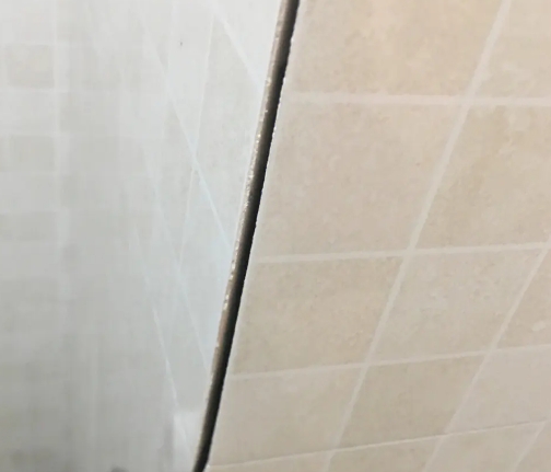 阿城瓷砖空鼓维修公司分享阳台瓷砖脱落的修复过程可以分为以下几个步骤