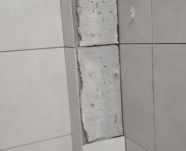 阿城瓷砖空鼓维修公司分享下瓷砖施工前基层浇水润湿程度不足，可能导致以下问题